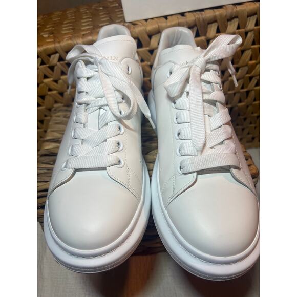 Alexander McQueen Men’s Oversized Sneaker - EU 43 / US 10 - Picture 4 of 8